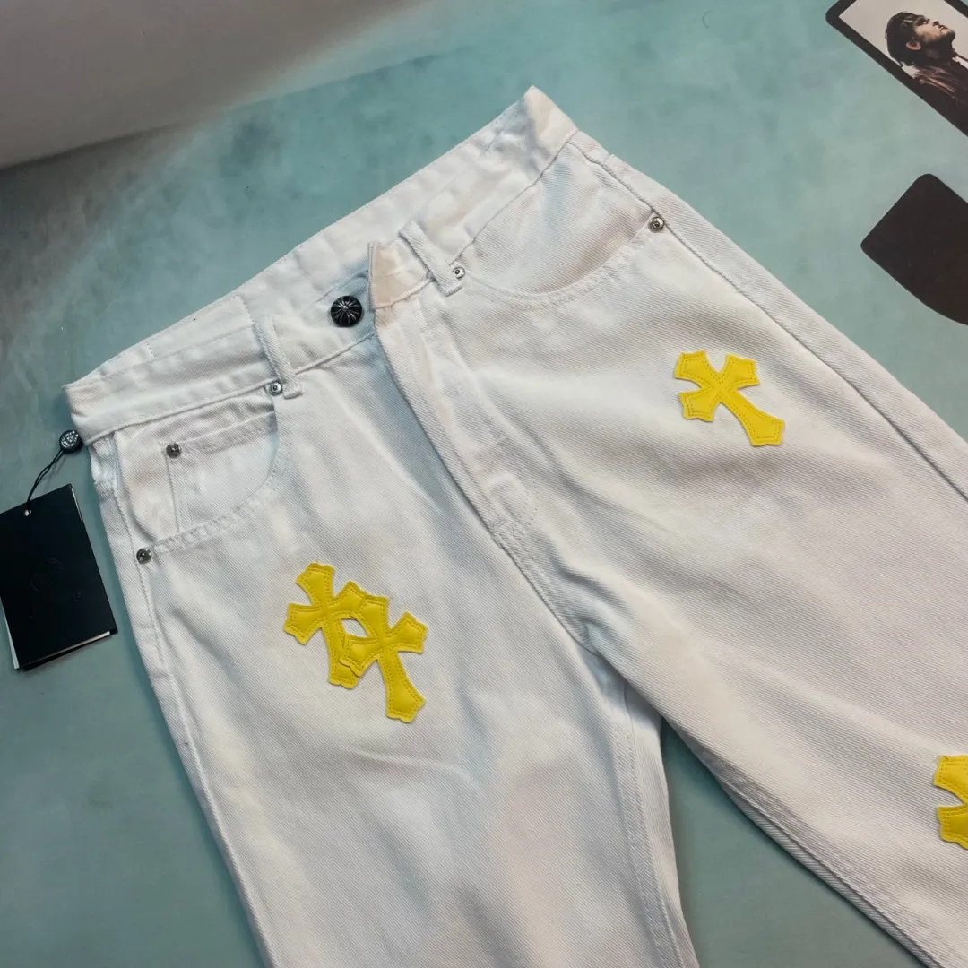 🅿️240 🔘Style number-KL165 🔘Cro Heart𝐂𝐡𝐫𝐨𝐦𝐞 𝐇𝐞𝐚𝐫𝐭 White cow lemon yellow cross patch leather jeans* This is simply a dream item in the fashion world! It uses top-notch heavy-duty washing technology to give the white denim a full texture and full retro charm. The laser-cut cross in calfskin is the finishing touch of these pants. The lemon yellow is bright and eye-catching. When paired with white denim, it creates a unique fashion sparkle. The distressed silver hardware has ultra-fine details and a high-end feel. The straight version is even more unique. It has a great slimming effect on the upper body. It can be easily controlled regardless of body shape. The genderless trend takes off immediately! The design of these pants is unique, the details are superb, simple and elegant. The workmanship is also quite exquisite, the wiring is neat, and every small detail is handled just right. The high-end quality is completely different from ordinary products! The matching suggestions are as follows: Trendy street style: Wear a black loose hooded sweatshirt with a personalized fluorescent graffiti pattern on your upper body, then a black leather jacket by Croix Heart, and a pair of black high-top Converse or Balenciaga dad shoes on your feet. For accessories, you can choose a silver necklace and ring from Crow Heart, and then wear a black baseball cap. Walking on the street will definitely turn heads. Casual fashion style: wear a white cotton short-sleeved T-shirt inside, a light blue denim jacket on the outside, these Crouch jeans on the bottom, and a pair of white shoes, like Nike's Air Force 1. Wear a simple white backpack for daily outings and shopping, which is comfortable and fashionable. Personalized retro style: Choose a retro polka-dot shirt and tuck the shirt into your pants. Pair it with a pair of brown retro leather shoes or Martin boots with thick soles. Wearing a pair of round retro sunglasses, the overall look is unique and retro.  Size: S M L XL (28.30.32.34) Color: White